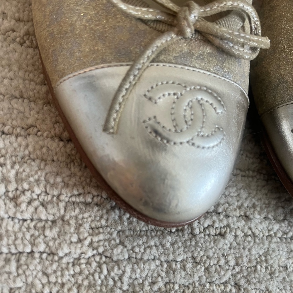 Chanel CC logo beige metallic suede ballet flats. Size 38.5 - Picture 8 of 14